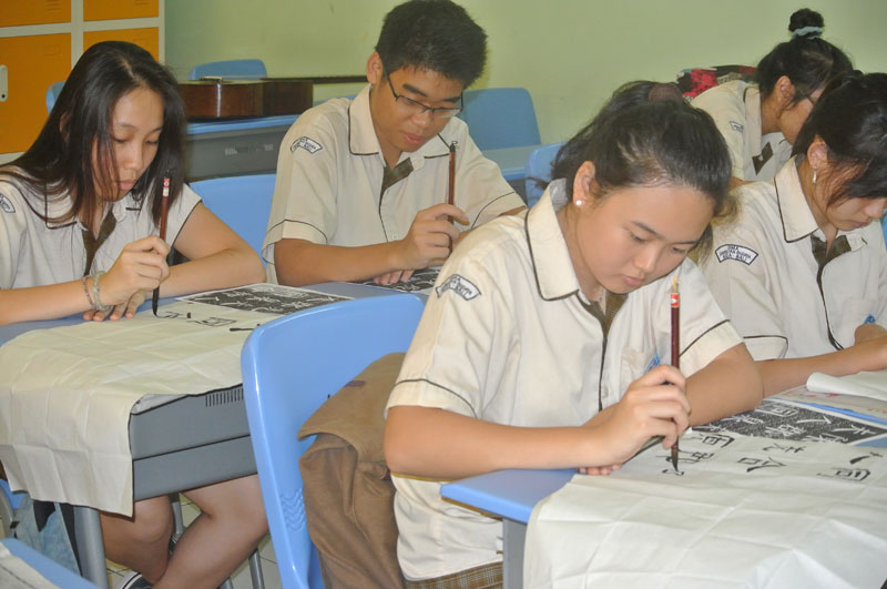 Student's activities during Chinese Caligraphy 93340