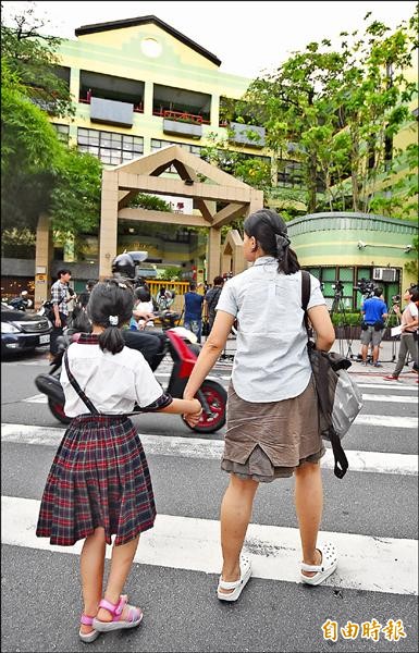 台北市北投區文化國小昨發生女學童遭割喉案，國小大門外聚集不少學童與家長關心。 95750