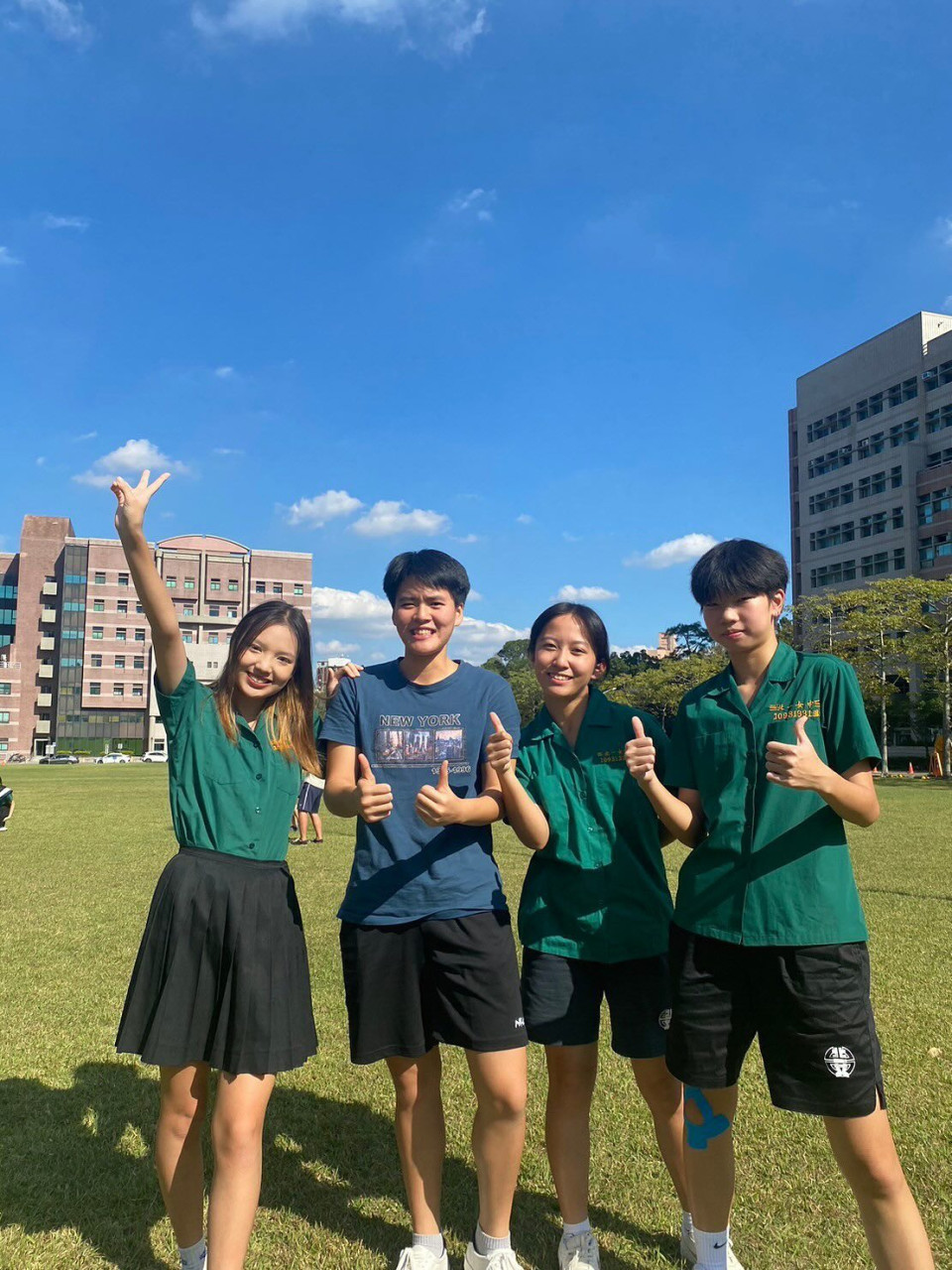 去年醜醜的還腸胃炎 今年也差不多 但今年沒有制服日 95412