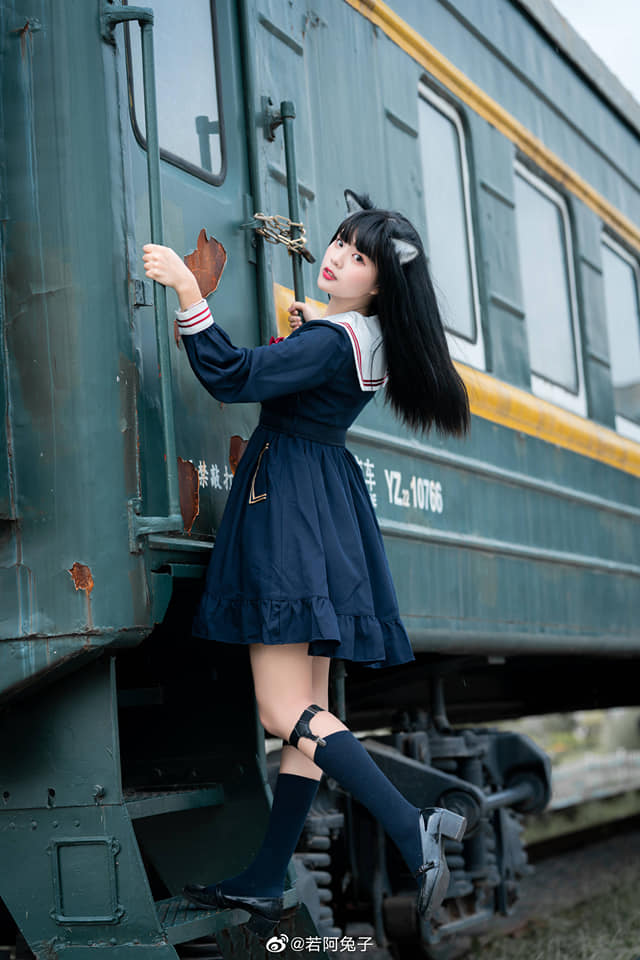 制服少女與火車