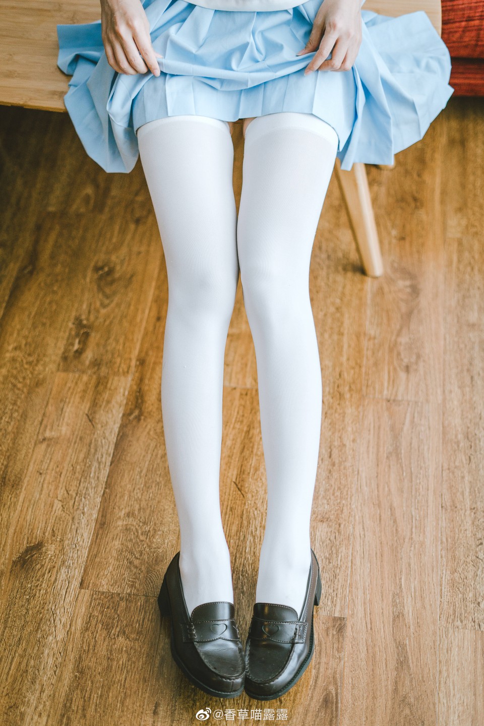 粉藍裙白膝上襪