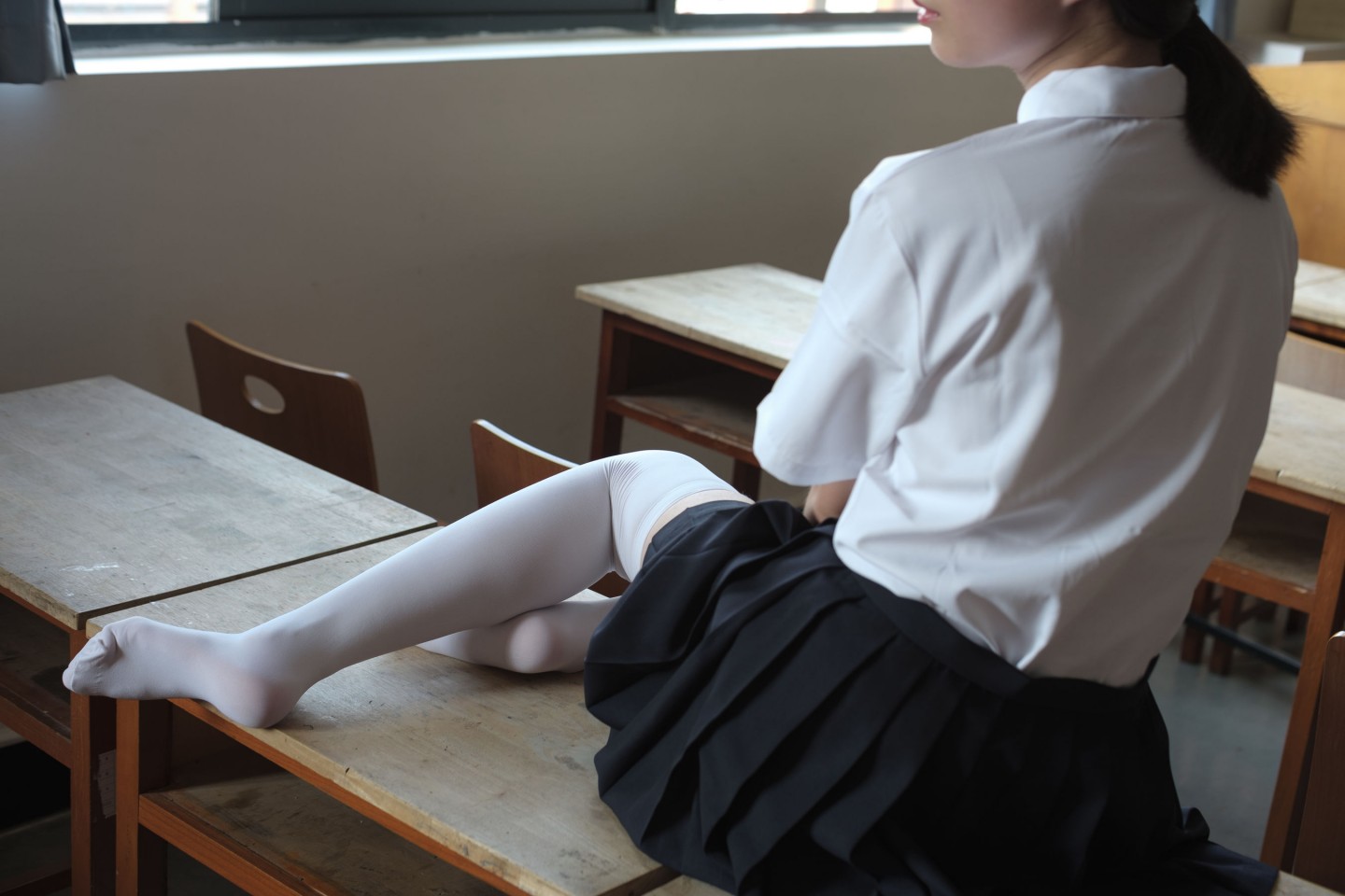 教室裡的白色膝上襪 JK 少女