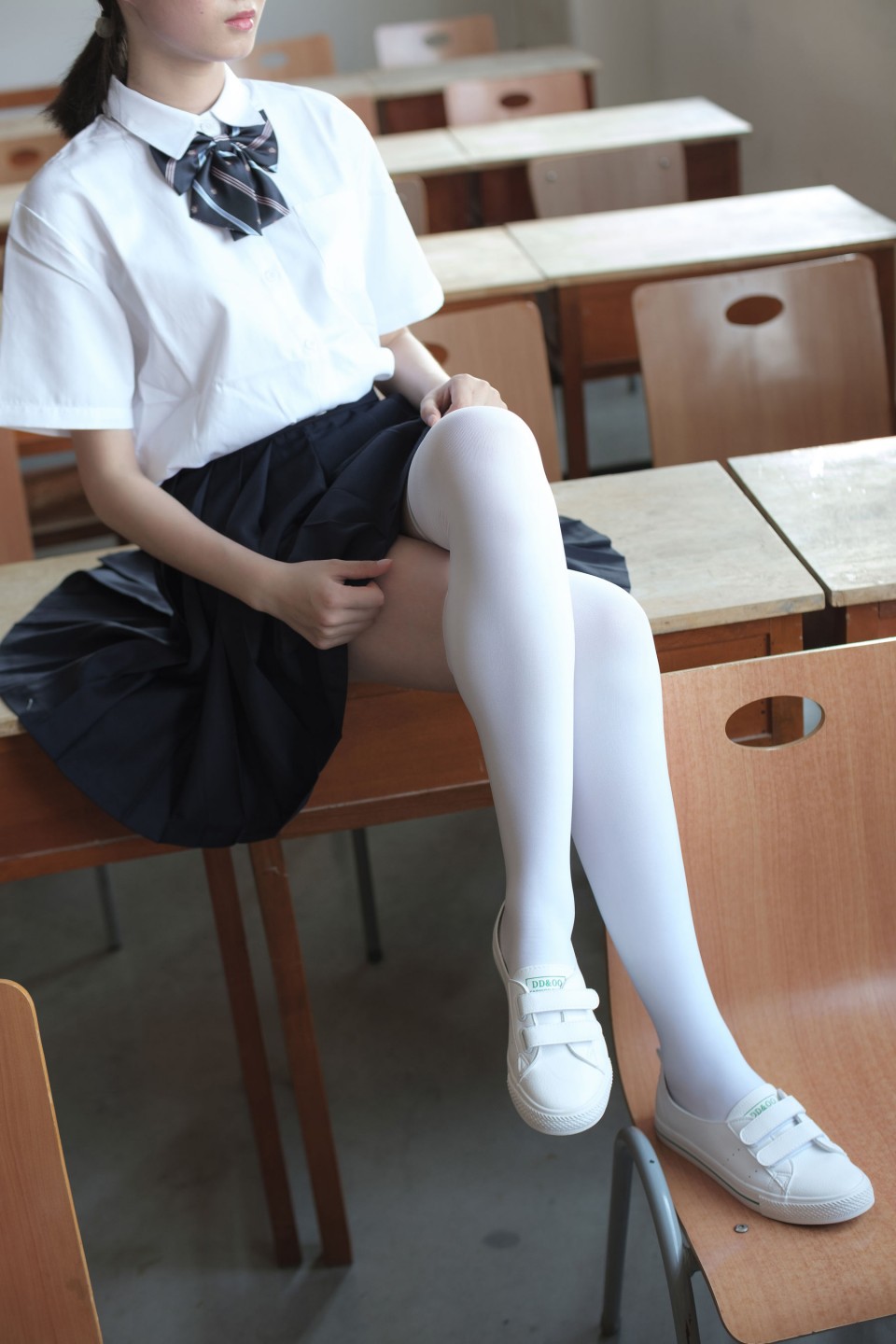 教室裡的白色膝上襪 JK 少女