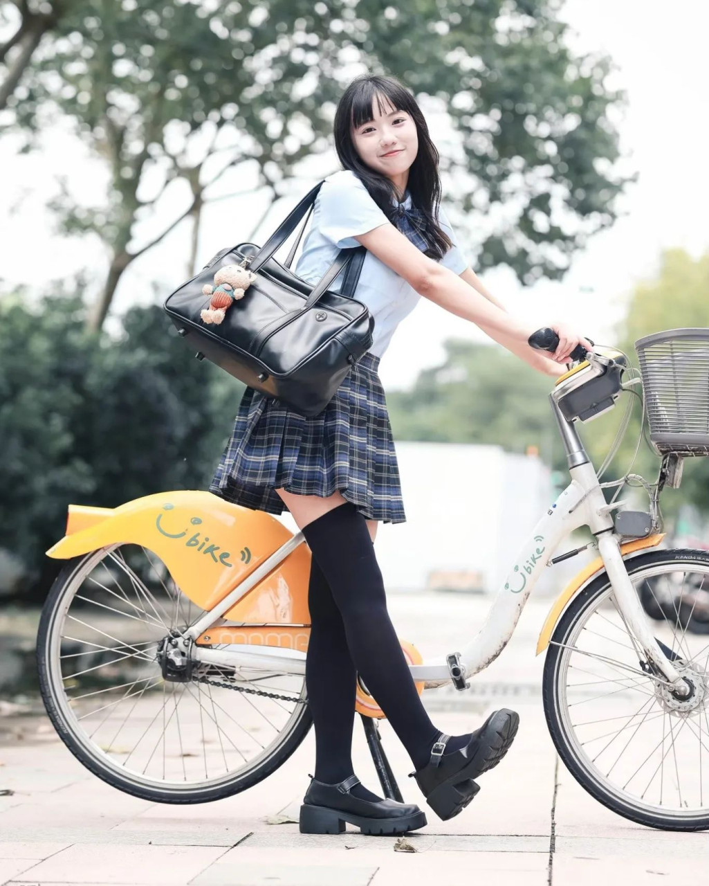 學生服搭配腳踏車